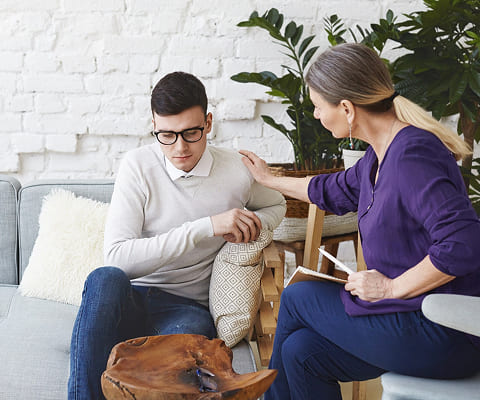 mujer hermosa joven que trabaja depresion sosteniendo papel emocion triste feliz enojado loco gritando frustrado furioso gritando ira mirando arriba jpg